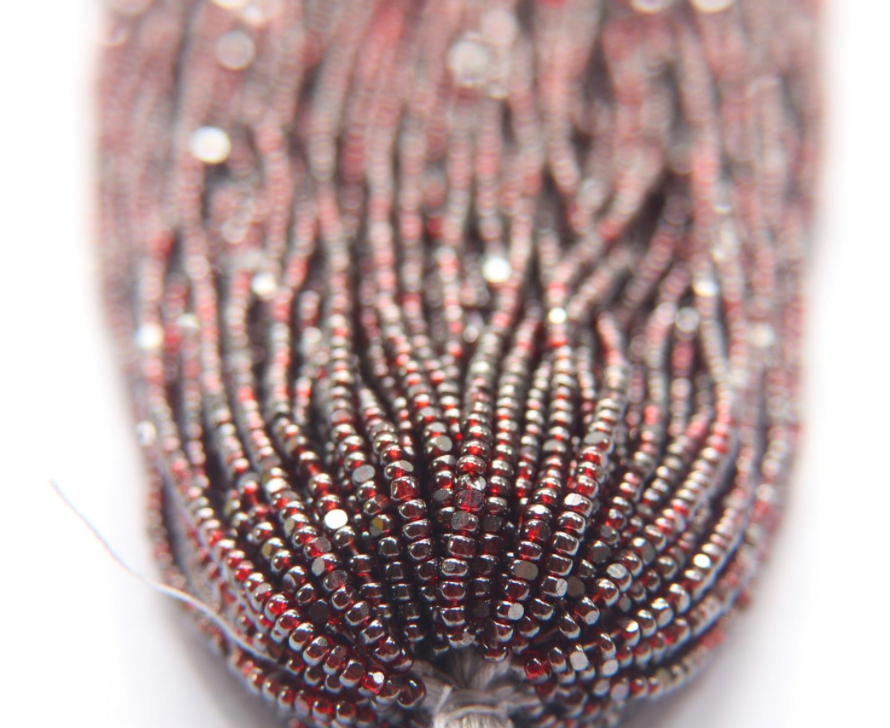 Charlotte cut beads red